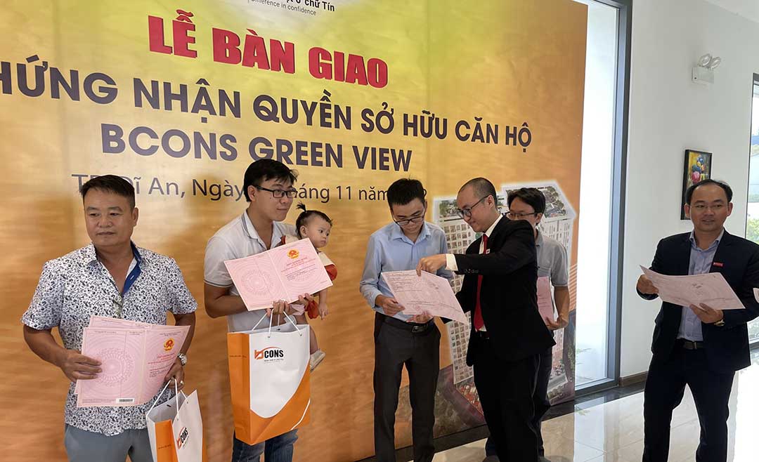 Khách hàng nhận sổ hồng Bcons Green View từ ông Nguyễn An Tuấn tổng giám đốc Bcons PS Land