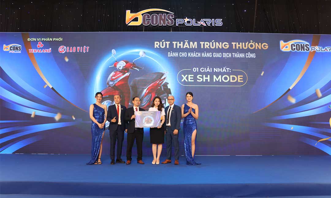 Khách hàng trúng thưởng xe SH Mode tại lễ giới thiệu Bcons Polaris Lê Trọng Tấn