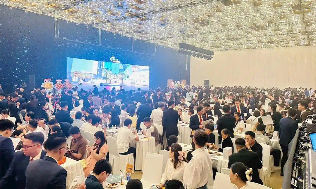 Lễ Giới Thiệu Bcons City 2 Tháp Green Diamond 05/10/2025 10 Nhâm viên tư vấn sản phẩm tháp Green Diamond