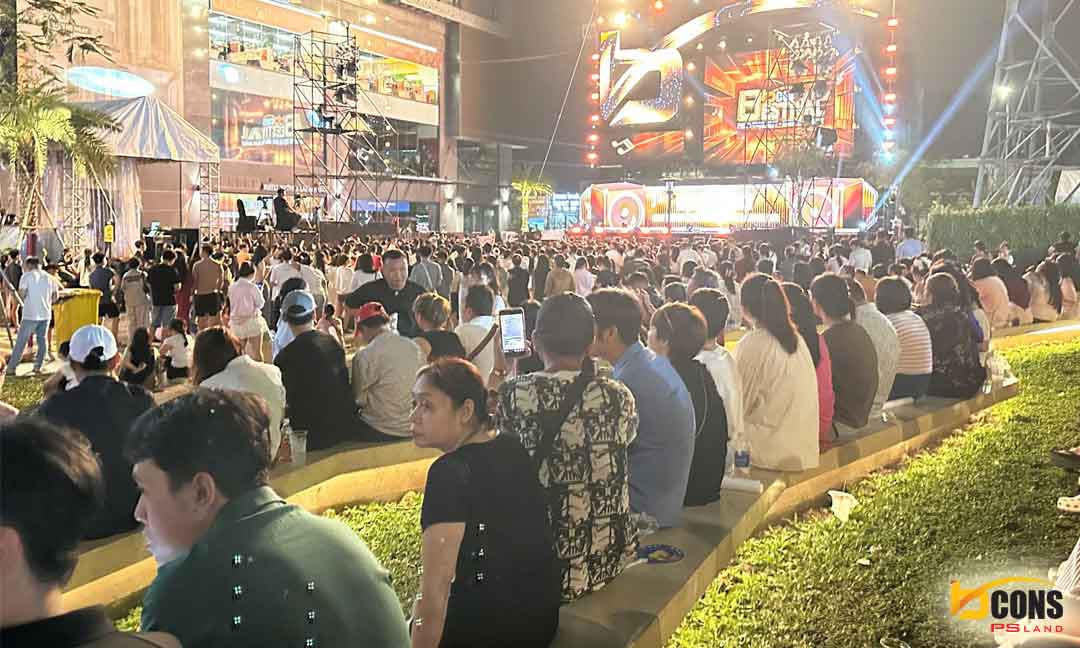 Sự kiện khai trương Bcons City Mall ngày 04/11/2025 11 Khán giả chờ đến phần trình diễn âm nhạc