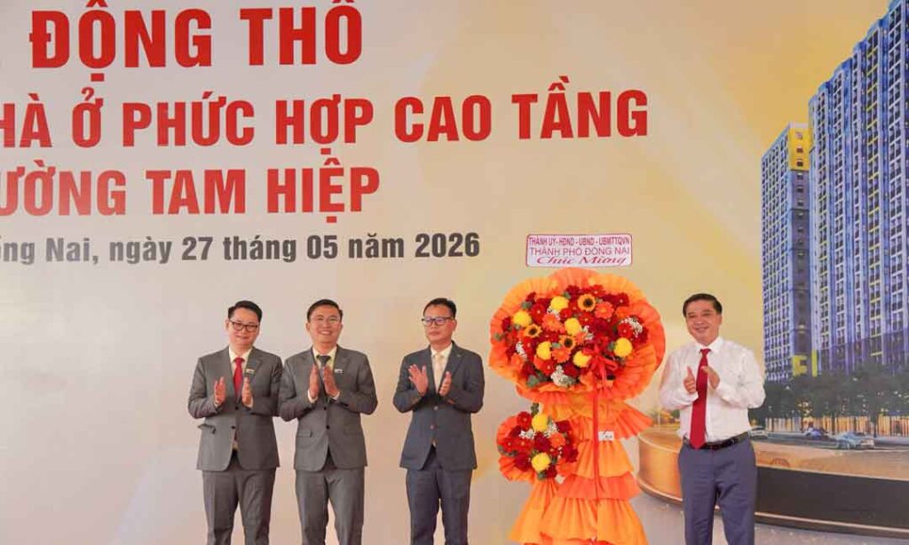 Động thổ Bcons Tam Hiệp Biên Hòa TP Đồng Nai 27/05/2026 10 Đại diện chính quyền Thành phố Đồng Nai trao hoa tại lễ động thổ